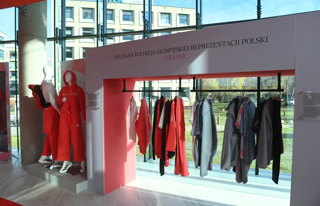 Stroje wchodzące w skład kolekcji olimpijskiej, zaprojektowane przez firmę Adidas dla polskiej reprezentacji na XXV Zimowe Igrzyska Olimpijskie Mediolan-Cortina 2026. Fot. PAP/Piotr Nowak