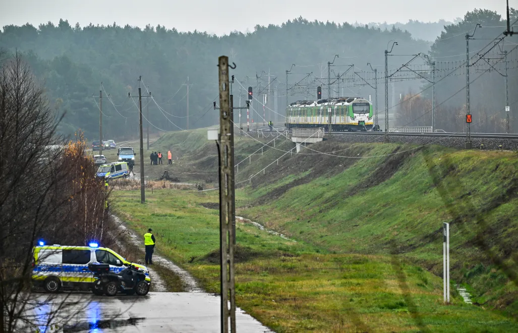 Działania służb przy zniszczonym fragmencie torowiska na trasie Dęblin-Warszawa przy stacji kolejowej w okolicy miejscowości Mika. Fot. PAP/Przemysław Piątkowski