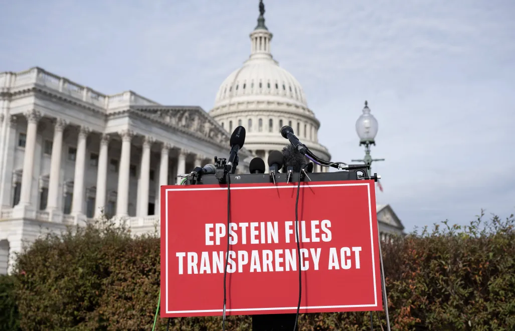 Transparent przed Kongresem Fot. PAP/EPA/LUKE JOHNSON