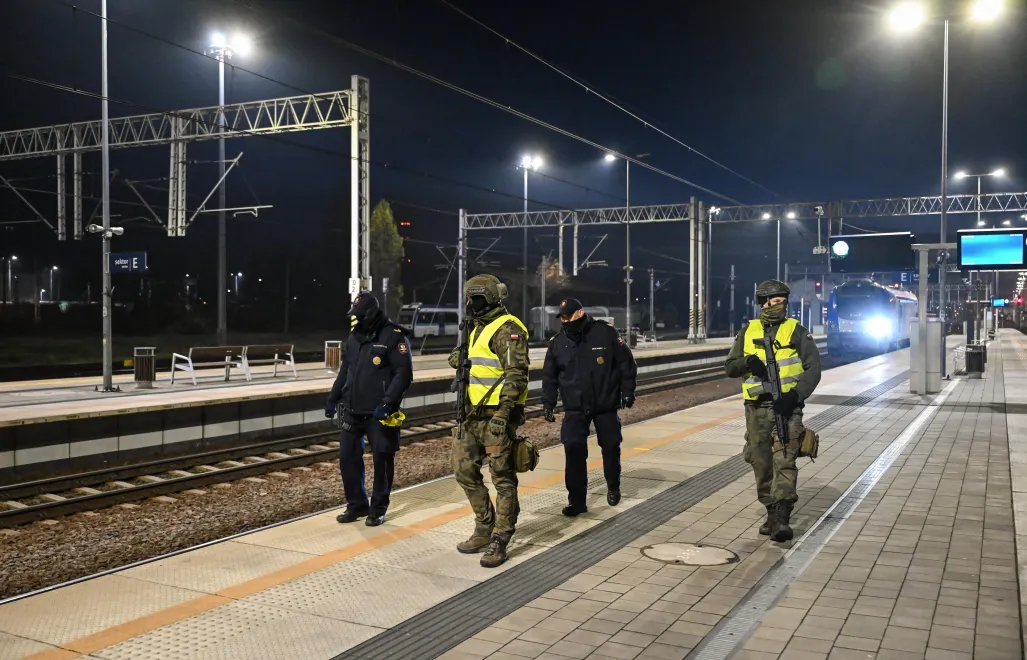 Funkcjonariusze Straży Ochrony Kolei i żołnierze Wojsk Obrony Terytorialnej podczas patrolu na Dworcu Głównym PKP w Lublinie. Fot. PAP/Wojtek Jargiło