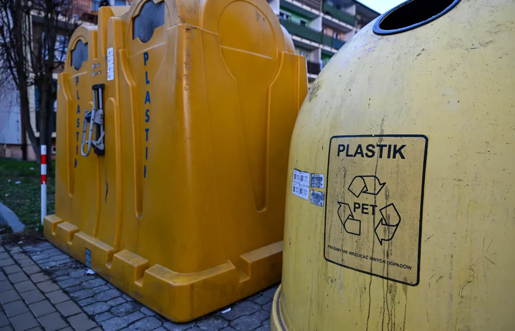 Pojemniki na plastikowe śmieci Fot. PAP/Darek Delmanowicz