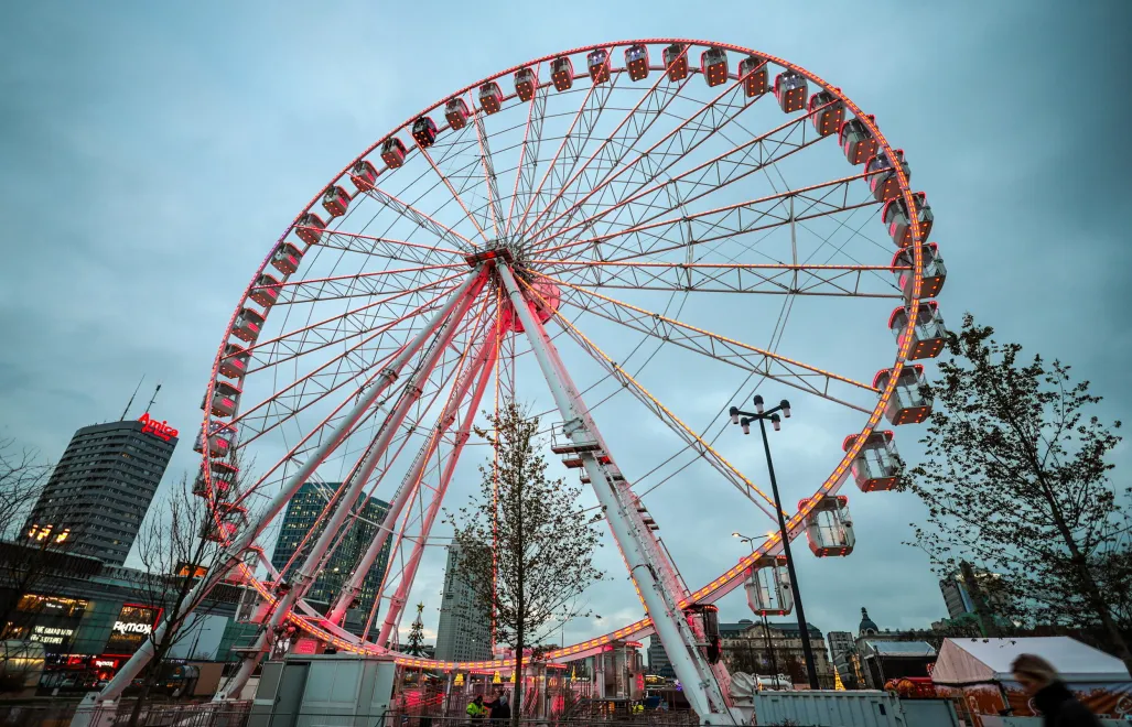Przygotowania do Jarmarku Bożonarodzeniowego na placu Defilad w Warszawie, fot. PAP/Szymon Pulcyn