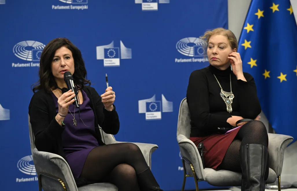 Szefowa działu medialnego w Parlamencie Europejskim Raffaella De Marte (L) oraz zastępczyni Dyrektora Generalnego Ukrinform Nataliia Kostina (P). Fot. PAP/Radek Pietruszka 