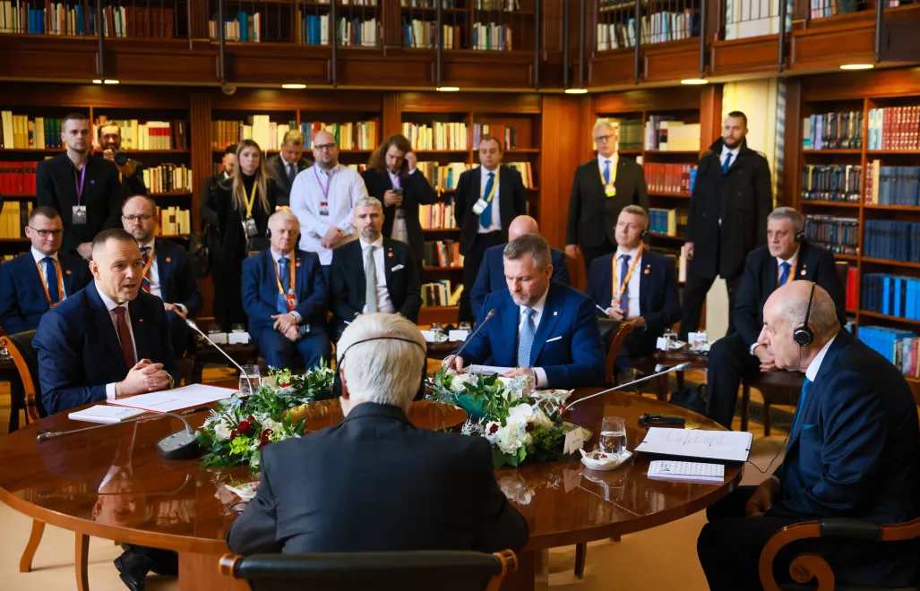 Prezydent RP Karol Nawrocki wraz z prezydentami Czech, Słowacji i Węgier.. Fot. PAP/	Radek Pietruszka