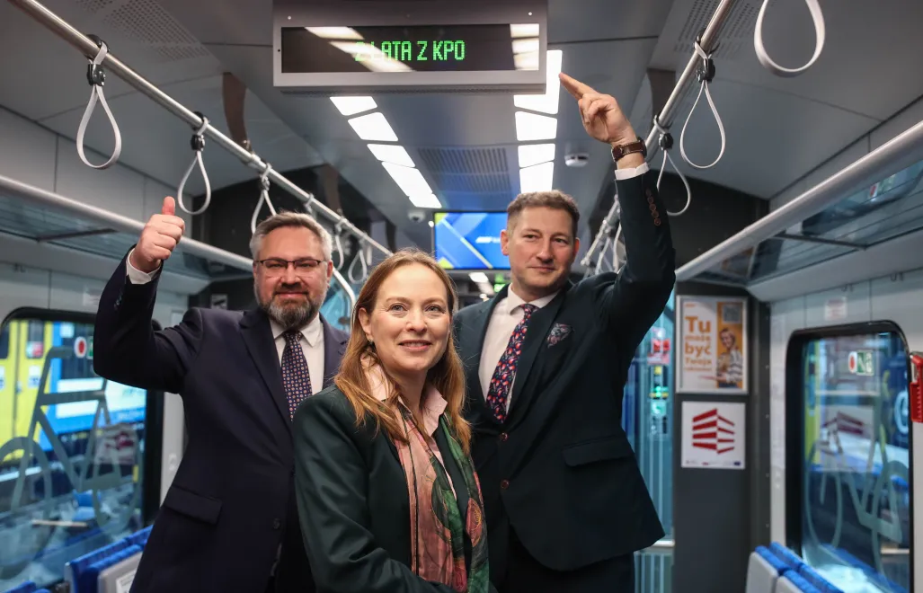 Minister funduszy i polityki regionalnej Katarzyna Pełczyńska-Nałęcz (C), posłowie Polski 2050 Mirosław Suchoń (L) i Kamil Wnuk (P) po konferencji w siedzibie Kolei Śląskich w Katowicach Fot. PAP/Jarek Praszkiewicz