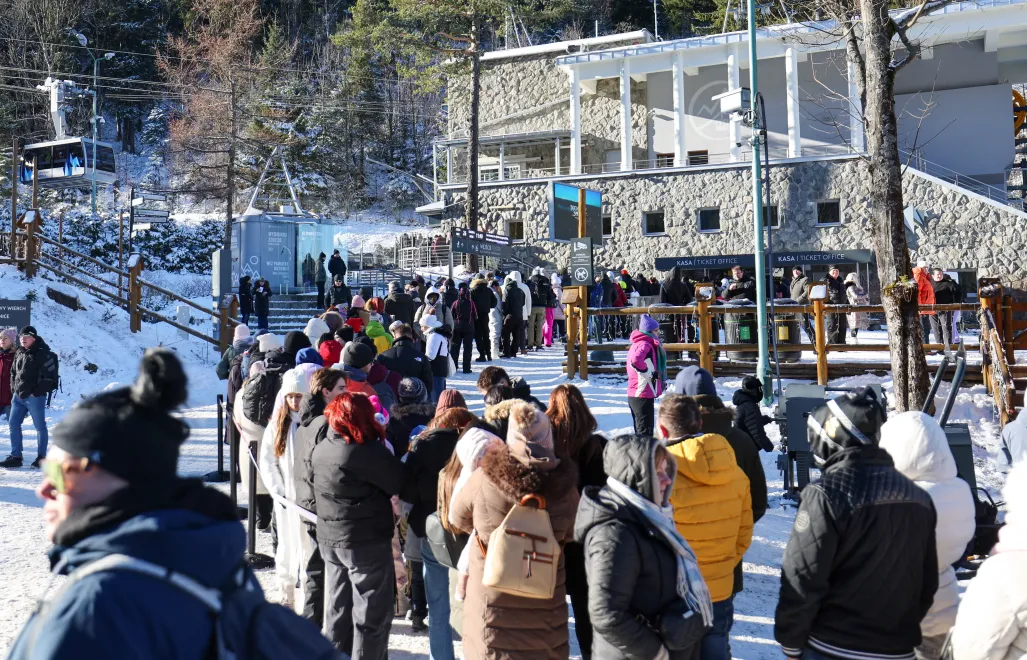 Kolejka turystów na stacji dolnej kolei linowej na Kasprowy Wierch. Fot. PAP/Grzegorz Momot