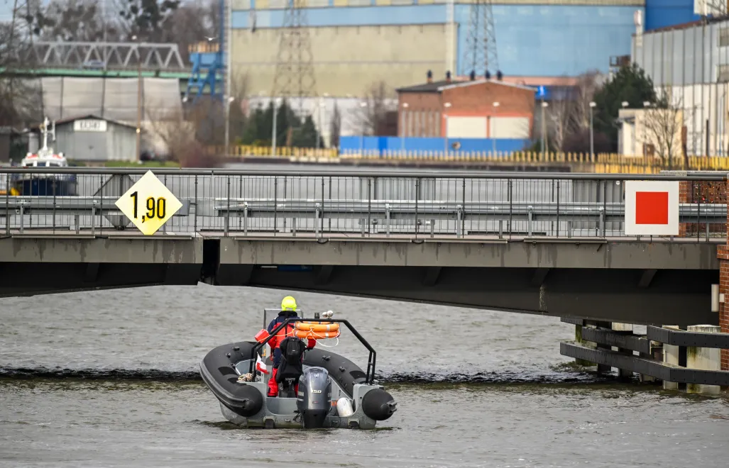 Władze miasta proszą o niezbliżanie się do rzeki i stosowanie do poleceń służb. Fot. PAP/Andrzej Jackowski 
