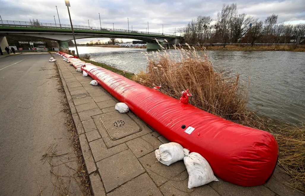 Podniesiony poziom wody w rzece Elbląg. Fot. PAP/Andrzej Jackowski 