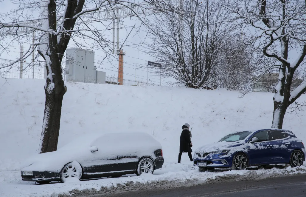 Śnieg w Olsztynie. Fot. PAP/Tomasz Waszczuk