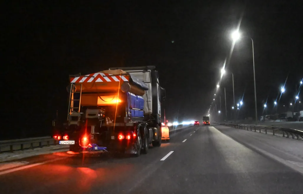 Pługoposypywarka na trasie S7 w okolicy miejscowości Narusa Fot. PAP/Andrzej Jackowski