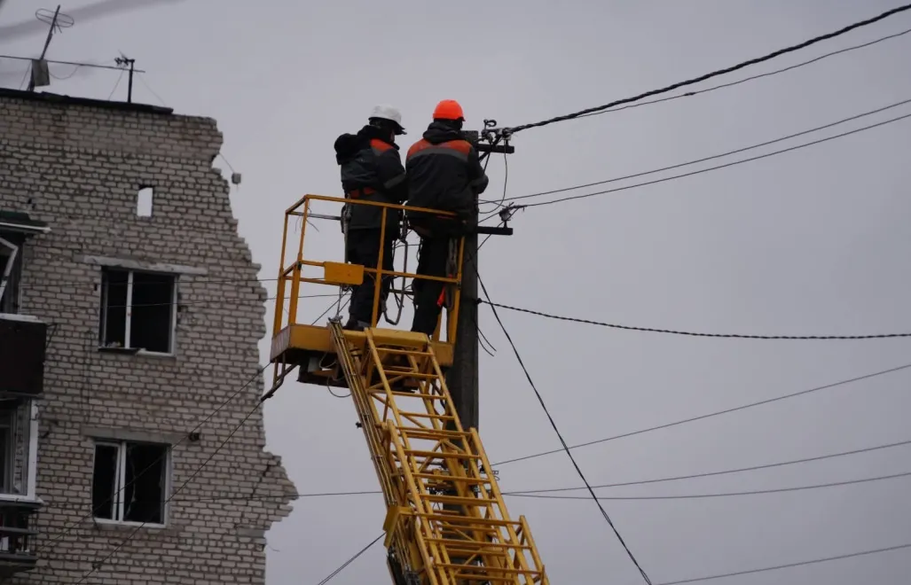 Ремонтные работы после российских атак. Fot. Facebook/Міністерство енергетики України 