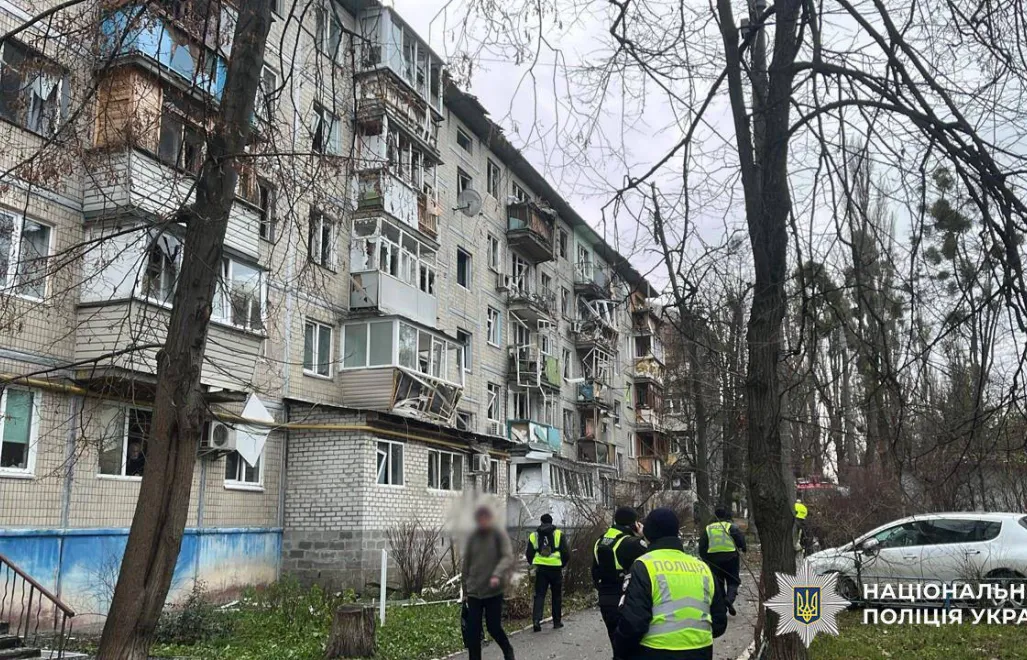 Наслідки удару росіян у Святошинському районі української столиці. Fot. PAP/Національна поліція України