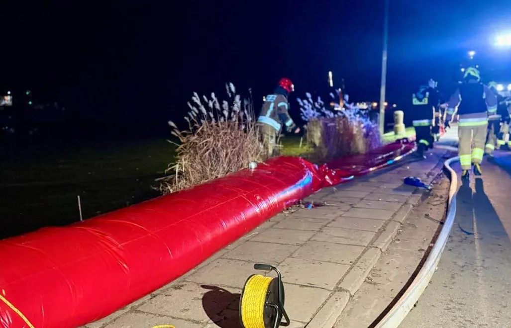 W zagrożonych rejonach miasta prewencyjnie rozłożone zostały rękawy przeciwpowodziowe Fot. Miasto Elbląg