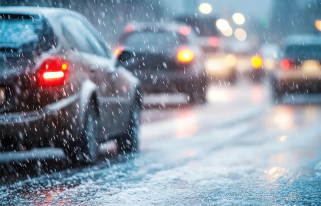 W zachodniej części kraju od środowego wieczora obowiązują alerty I stopnia przed marznącymi opadami. Fot. Adobe Stock/sirisakboakaew