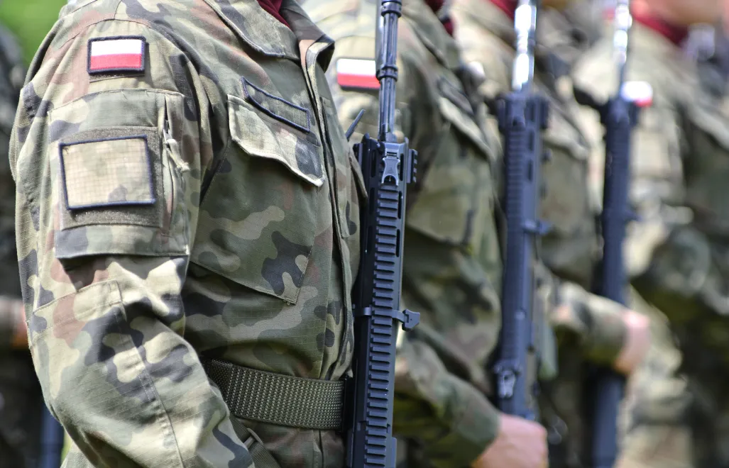 Największe poparcie dla przywrócenia obowiązkowej zasadniczej służby wojskowej wyrazili wyborcy PiS i Konfederacji. Fot Adobe Stock/tafel