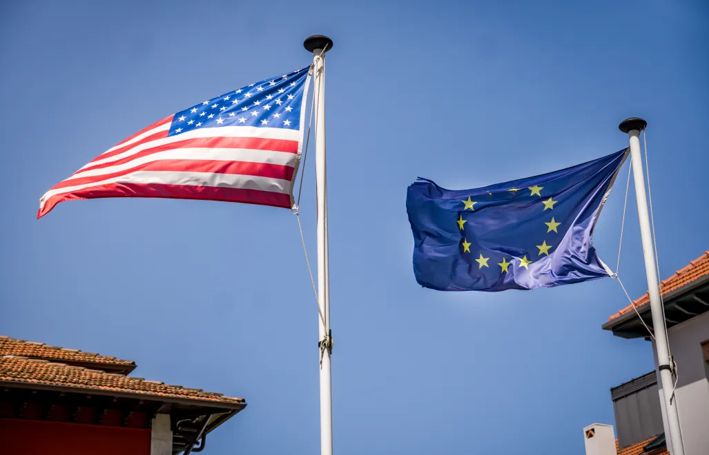 Flagi USA i UE. Zdjęcie ilustracyjne. Fot. EduBFoto/Adobe Stock