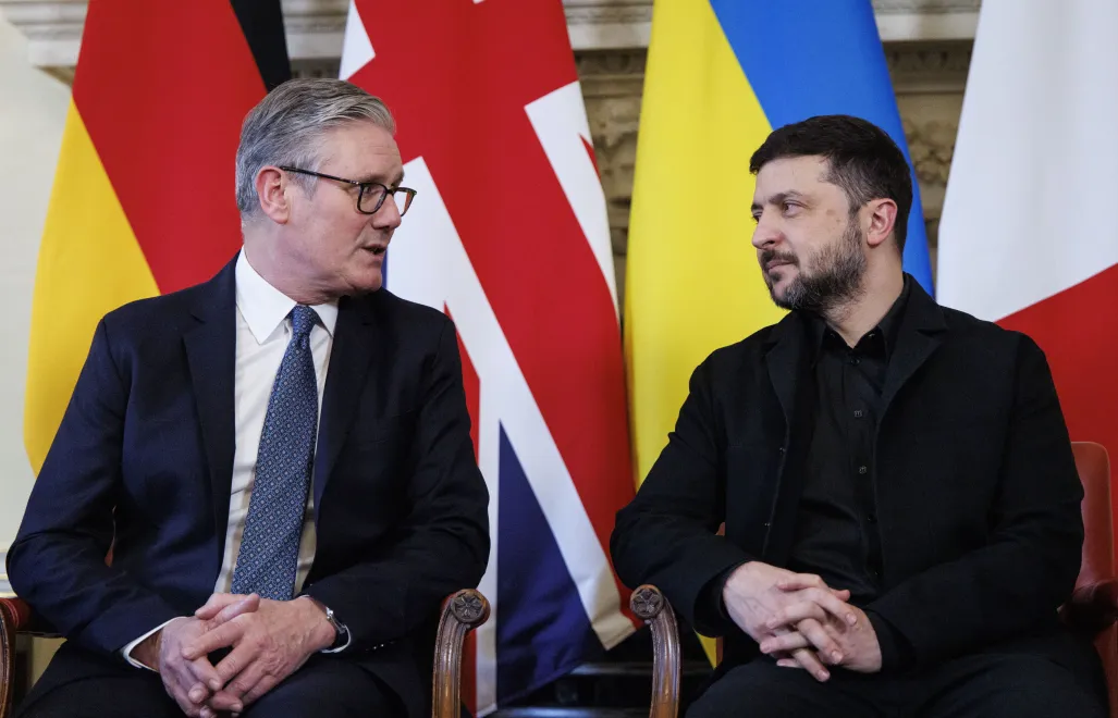 Keir Starmer (L) i Wołodymyr Zełenski (P). Fot. EPA/TOLGA AKMEN / POOL