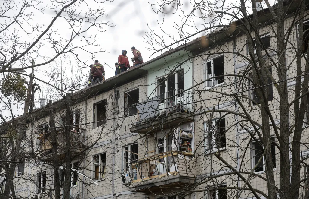 Zniszczenie po ataku w Kijowie z 23 grudnia Fot. PAP/EPA/SERGEY DOLZHENKO