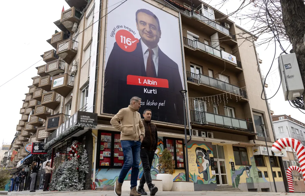Plakat wyborczy Albina Kurtiego w Prisztinie Fot. PAP/EPA/GEORGI LICOVSKI