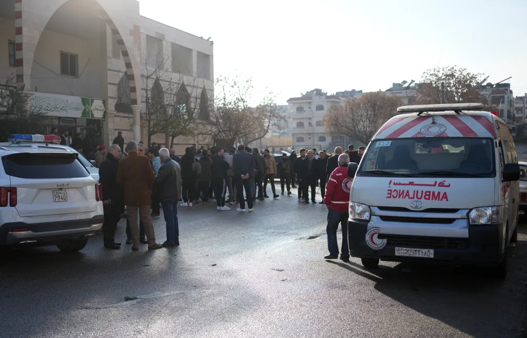 Ambulans przed meczetem, w którym doszło do zamachu Fot. PAP/EPA/AHMAD FALLAHA