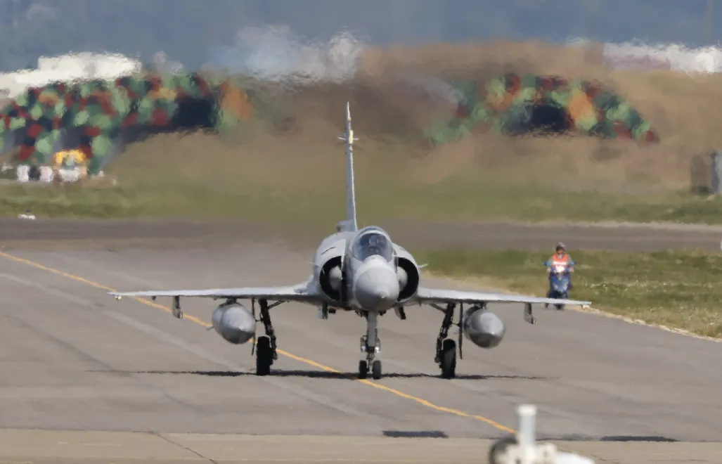 Myśliwiec Mirage 2000 należący do tajwańskich sił powietrznych przygotowuje się do startu w bazie lotniczej w Hsinchu na Tajwanie Fot. PAP/EPA/RITCHIE B. TONGO