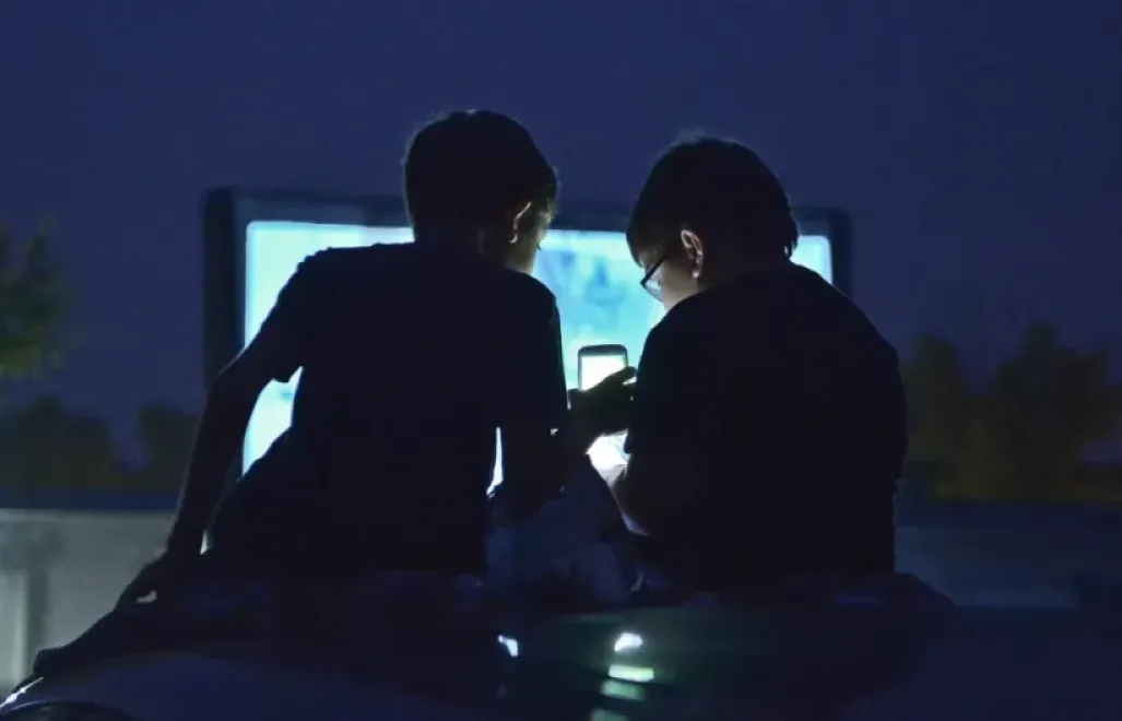 Dzieci ze smartfonem. Zdjęcie ilustracyjne. Fot. PAP/Marcin Obara