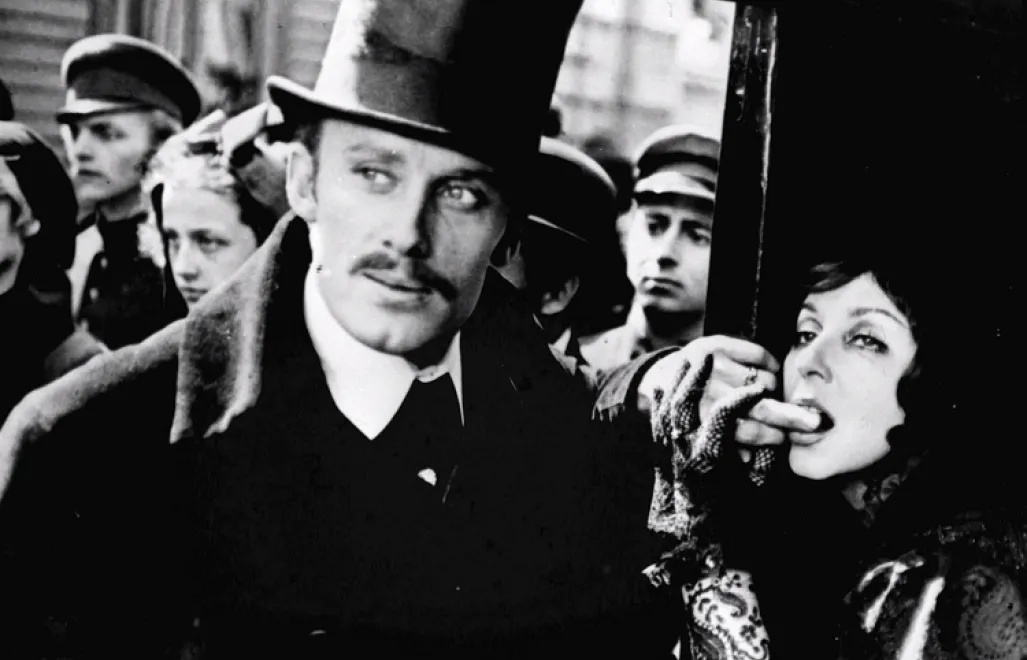 Kadr z filmu "Ziemia Obiecana" Kalina Jędrusik Daniel Olbrychski PAP/Reprodukcja