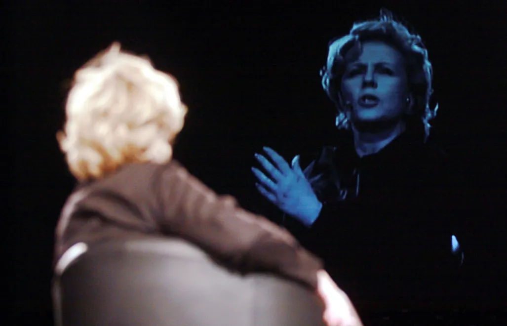 Krystyna Janda podczas pokazu dla mediów sztuki "Biała Bluzka" w reżyserii Magdy Umer w "Och-Teatrze" w 2010 roku Fot. PAP/Tomasz Gzell