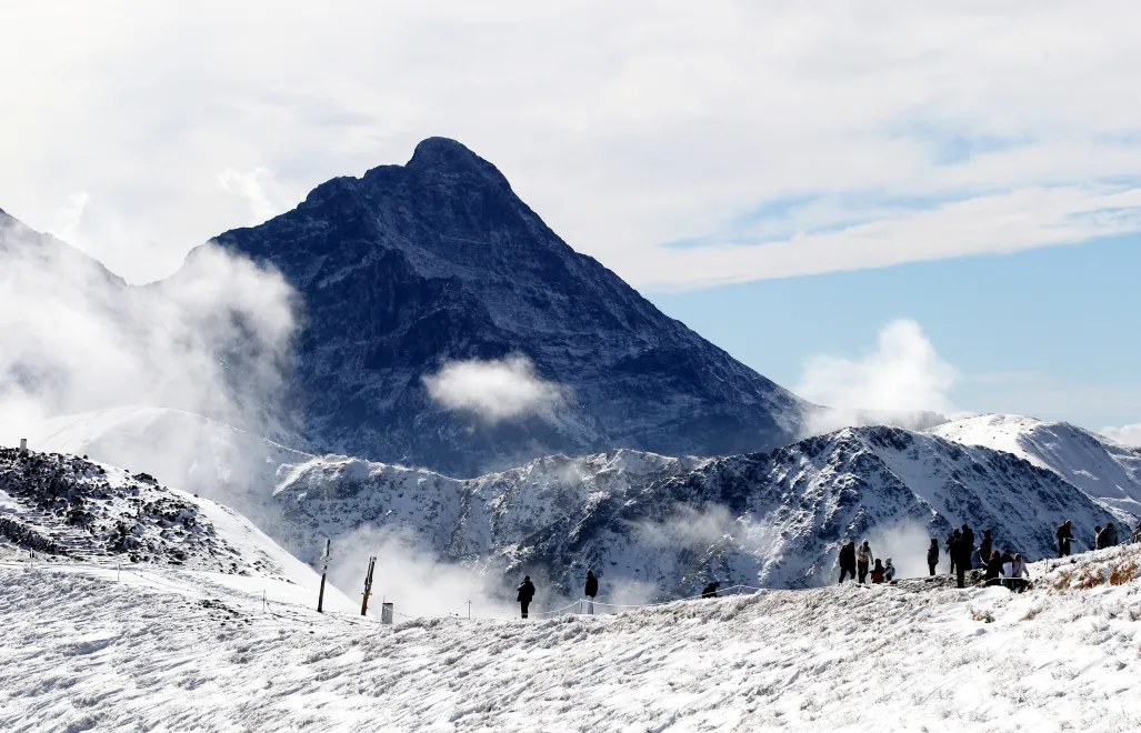 Turyści w rejonie Kasprowego Wierchu. W tle Krywań Fot. PAP/Grzegorz Momot