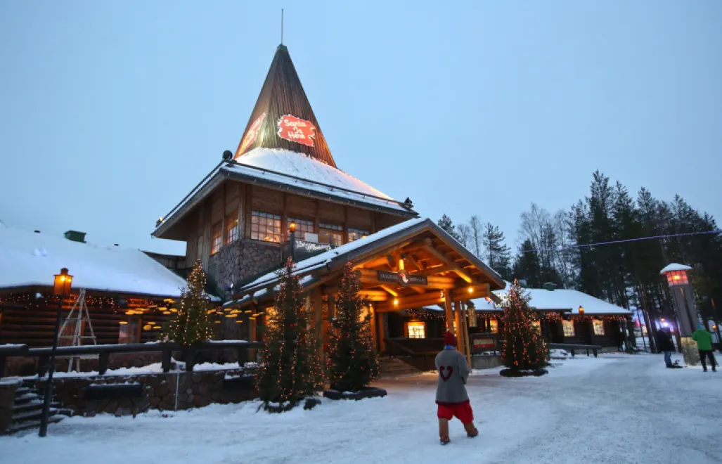 Dom świętego Mikołaja w Rovaniemi. Fot. PAP/Rafał Guz