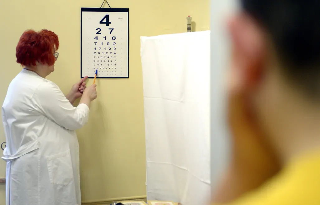 Badanie wzroku. Fot. PAP/Darek Delmanowicz