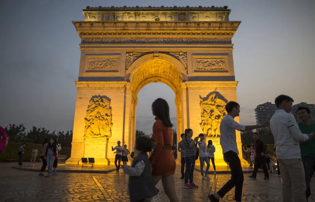 Триумфальная арка в Париже. Фотоиллюстрация. Fot. PAP/EPA/STR
