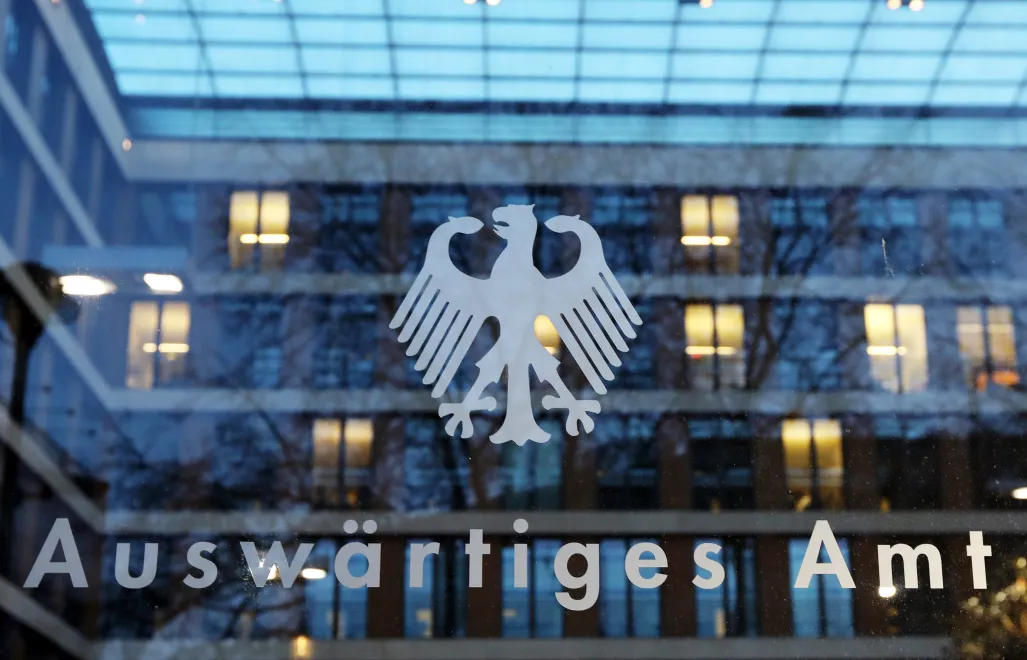 Написом "Закордонні справи" біля входу до будівлі МЗС Німеччини в Берліні. Fot. PAP/EPA/FELIPE TRUEBA