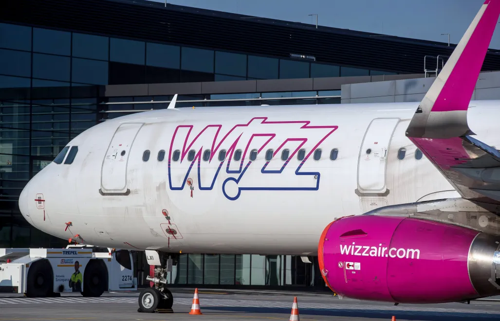 Samolot węgierskich linii lotniczych Wizz Air. Fot. PAP/Łukasz Gągulski