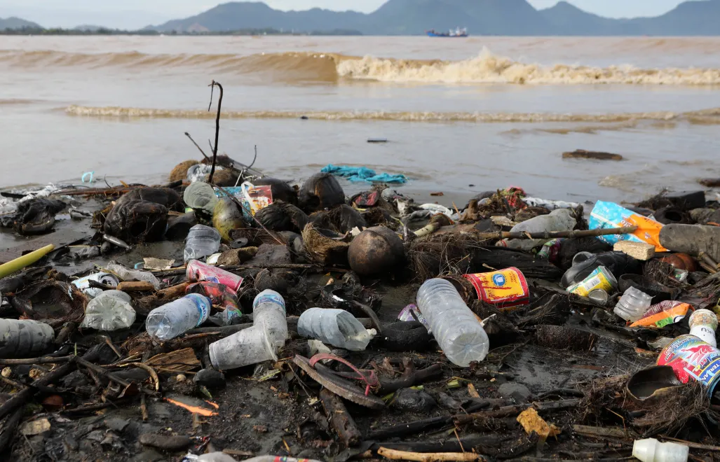 Zanieczyszczenie na plaży nad oceanem w Indonezji Fot. PAP/EPA/HOTLI SIMANJUNTAK