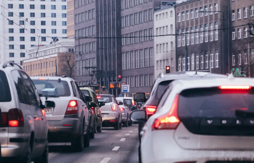 Samochody w centrum Warszawy, zdjęcie ilustracyjne, fot. PAP/Albert Zawada