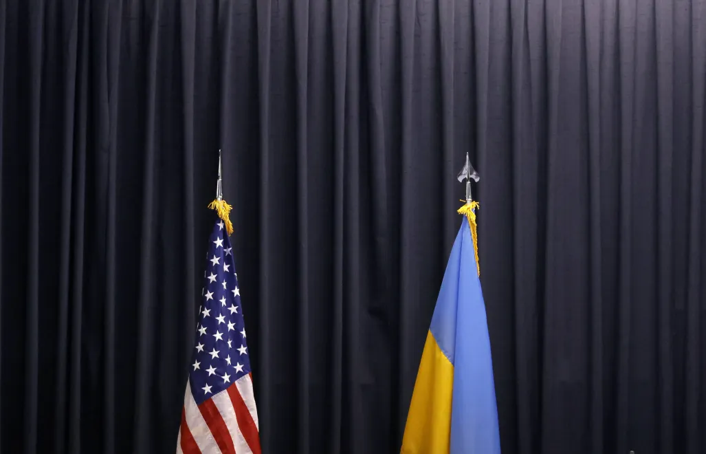 Прапори США та України. Fot. PAP/EPA/RONALD WITTEK