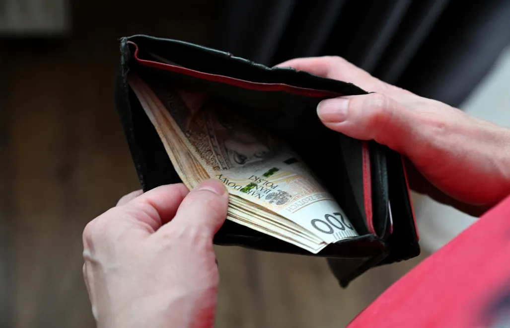 Portfel z gotówką Fot. PAP/Marcin Bielecki