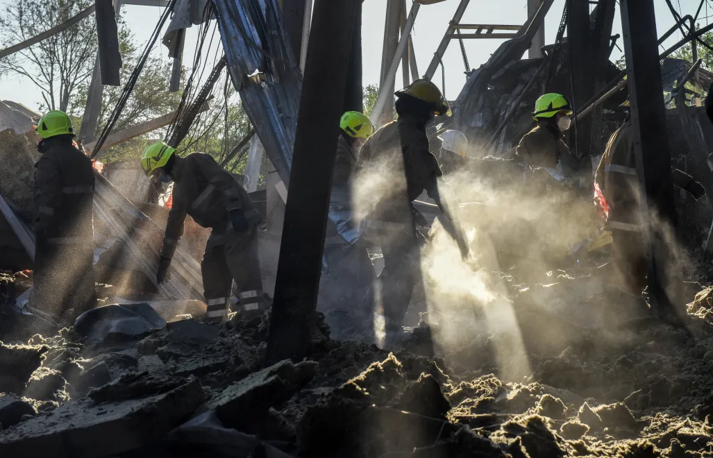 Пожежники прибирають уламки зруйнованого торгового центру "Амстор" у м. Кременчук Полтавської області, Україна, 28 червня 2022 року. Фотоілюстрація. Fot. PAP/EPA/OLEG PETRASYUK