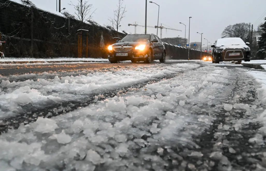 Marznące opady tworzą na jezdni śliską nawierzchnię Fot. PAP/Marcin Bielecki