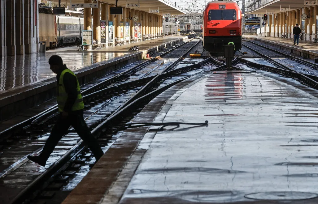 Chaos komunikacyjny w Portugalii obejmie m.in. koleje i transport publiczny Fot. PAP/EPA/ANTONIO PEDRO SANTOS