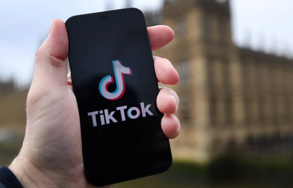 Na TikToku rośnie trend z treściami rezygnacyjnymi młodzieży Fot. PAP/EPA/ANDY RAIN