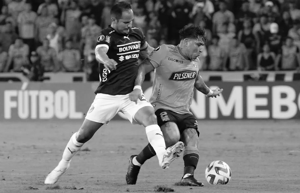 Mario Pineida (z prawej, przy piłce), fot. PAP/EPA/EFE/Jonathan Miranda