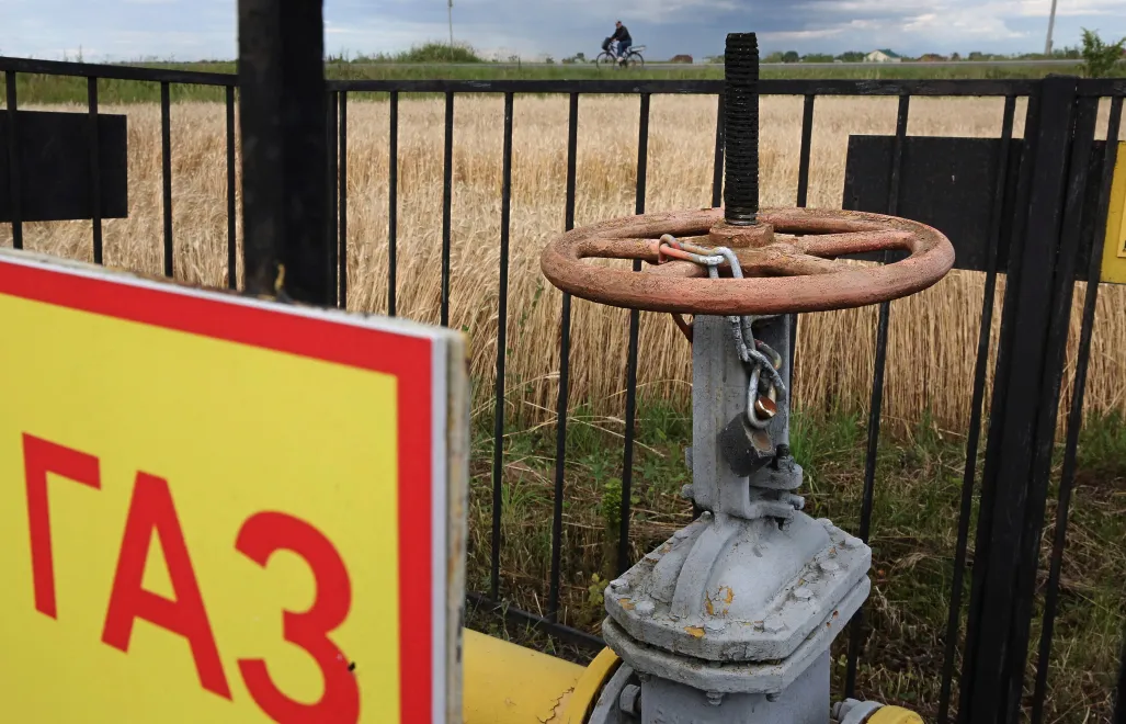 Вентиль золотникового клапана на газопроводе российского "Газпрома" в России. Fot. PAP/EPA/MAXIM SHIPENKOV