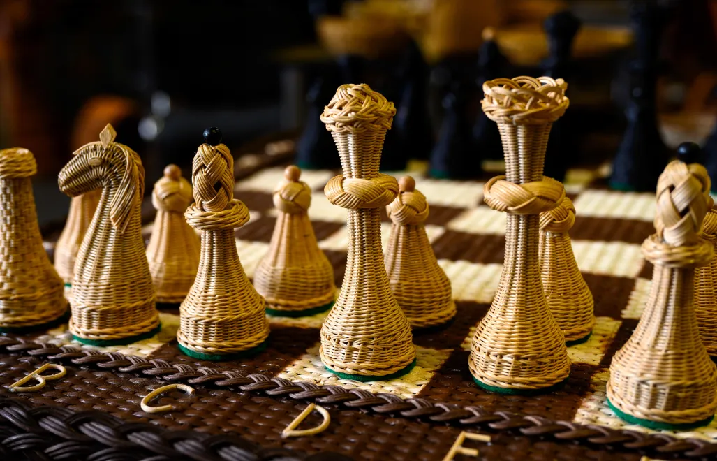 Szachy wykonane z wikliny (zdjęcie ilustracyjne). Fot. PAP/Jakub Kaczmarczyk