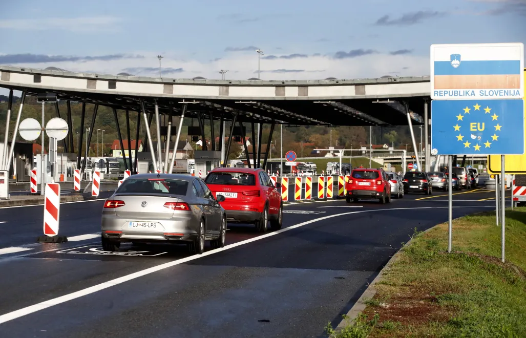 Przejście graniczne na granicy Słowenii z Chorwacją, fot. PAP/EPA/ANTONIO BAT
