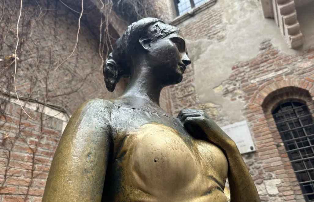 Brązowa statua przedstawiająca Julię z powieści Williama Szekspira stoi na dziedzińcu jej domu w Weronie we Włoszech. Fot. PAP/EPA/MARIO POLI