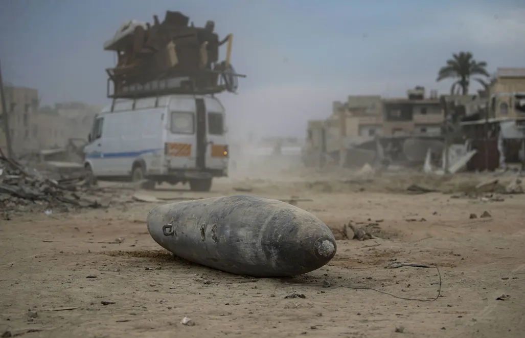 Izraelski pocisk leżący na środku drogi w Strefie Gazie. Fot. EPA/MOHAMMED SABER