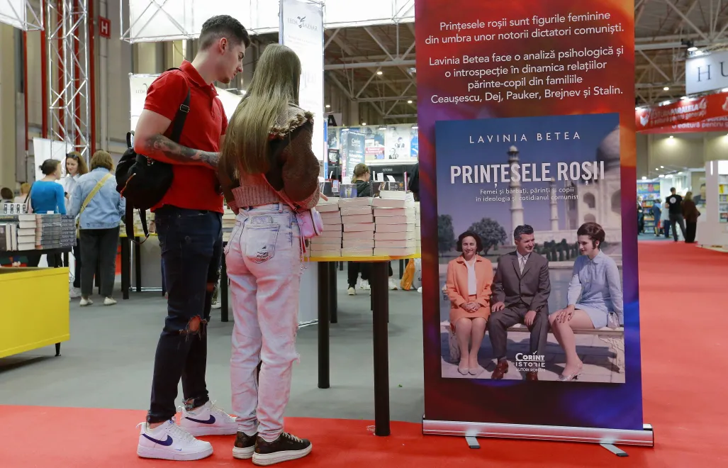 Бухарест. 2024 г. Книжная ярмарка.  Пара рассматривает книгу, посвященную семье покойного коммунистического диктатора Николае Чаушеску. Fot. PAP/EPA/ROBERT GHEMENT