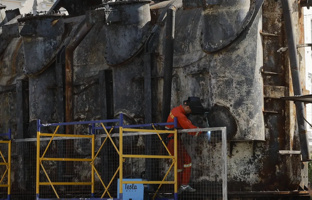 Ремонт зруйнованого заводського трансформатора на Київщині. Fot. PAP/EPA/SERGEY DOLZHENKO (фотоілюстрация)